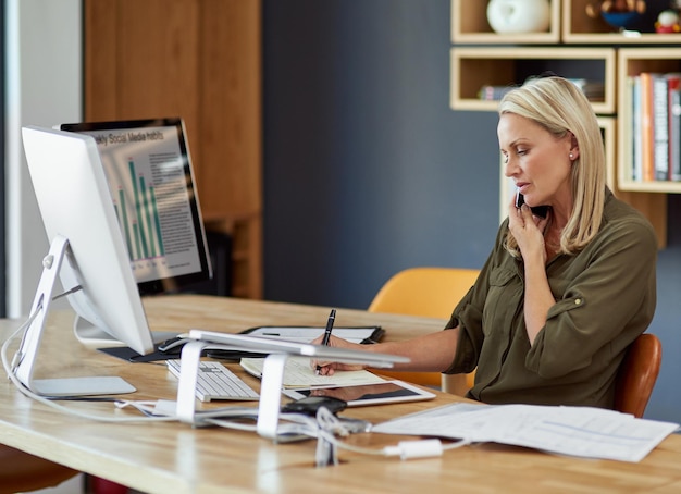 Competitive intelligence analysis workspace with market data